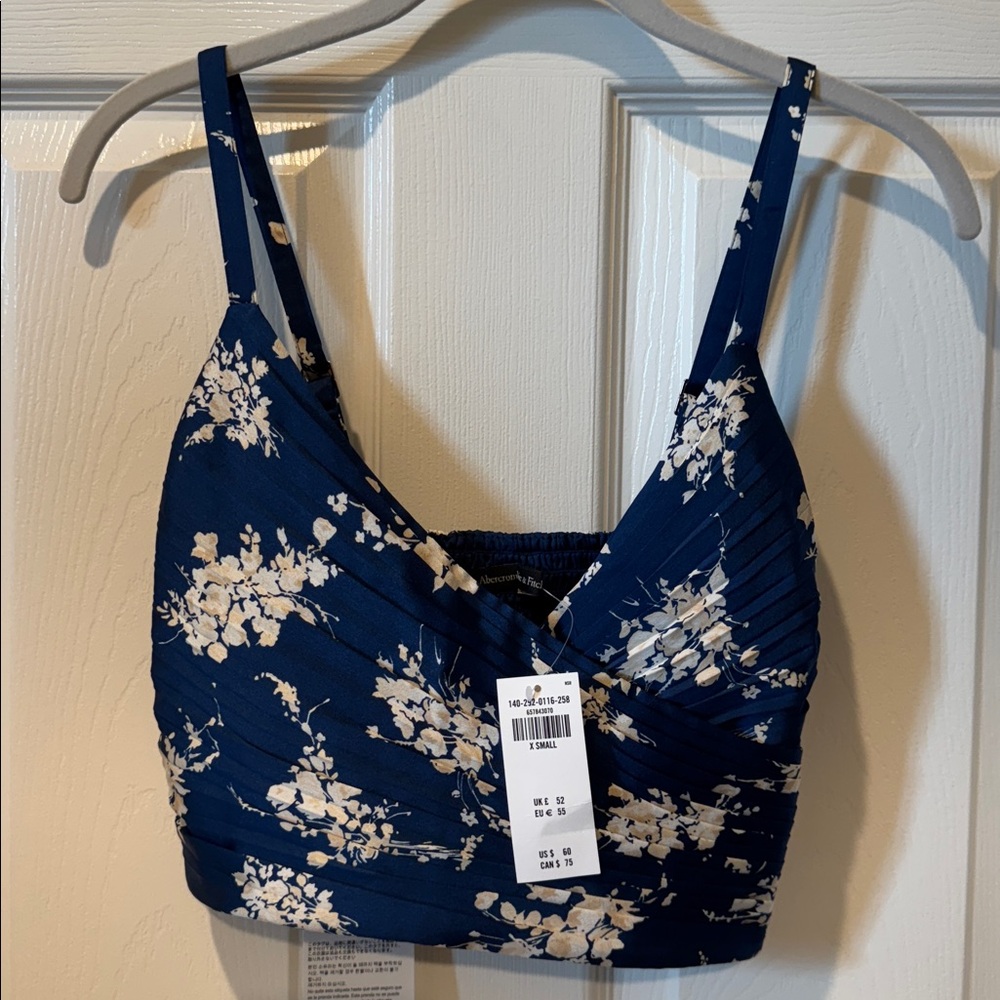NWT Abercrombie & Fitch Navy and Cream Floral Top xs